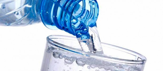 Acqua in bottiglia, tracce di farmaci e pesticidi in Francia