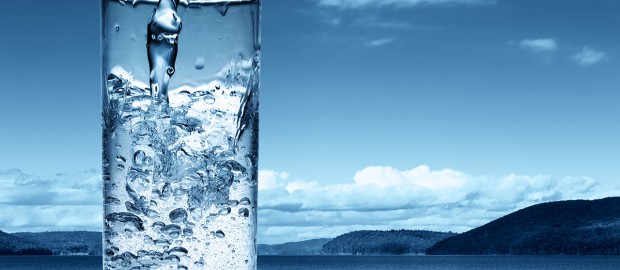 10 consigli per stare meglio bevendo acqua