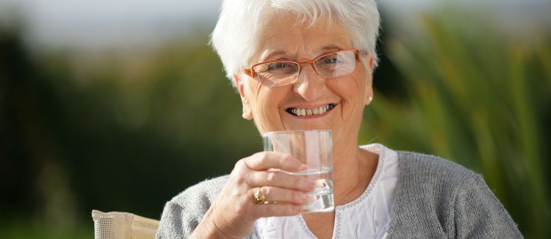 Pensionati, il 70% beve acqua del rubinetto