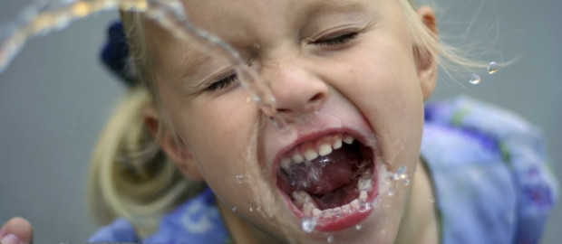 Distributori d’acqua nelle scuole per migliorare la salute orale dei bambini