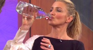 Cameron Diaz: «Appena mi sveglio bevo un litro d’acqua!»